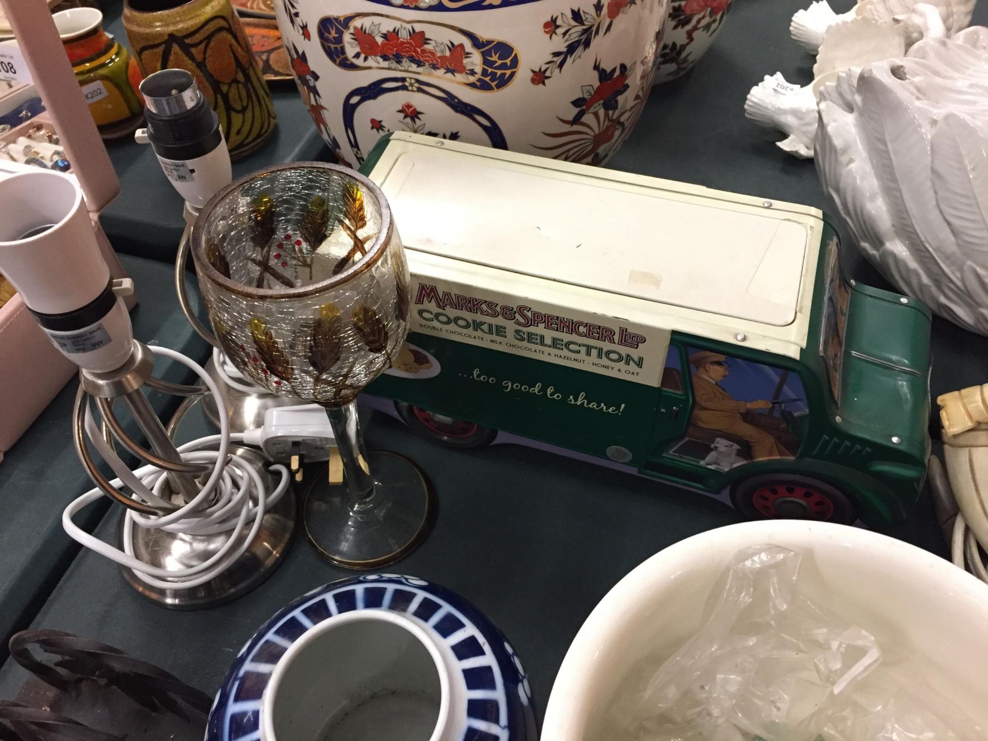 A QUANTITY OF COLLECTABLES TO INCLUDE A BAROMETER, BOAT LAMP, TWO TABLE LAMPS, M&S COOKIE TIN, - Image 7 of 8