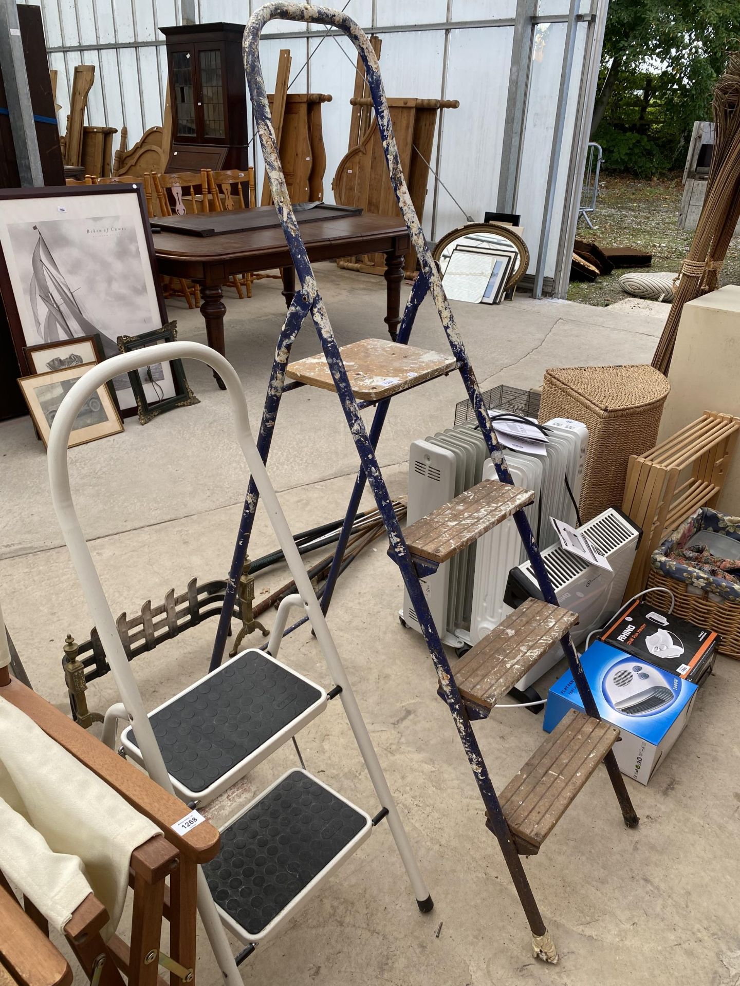 A TUBULAR METAL THREE RUNG STEP LADDER AND A FURTHER SMALL TWO RUNG STEP LADDER - Image 4 of 6