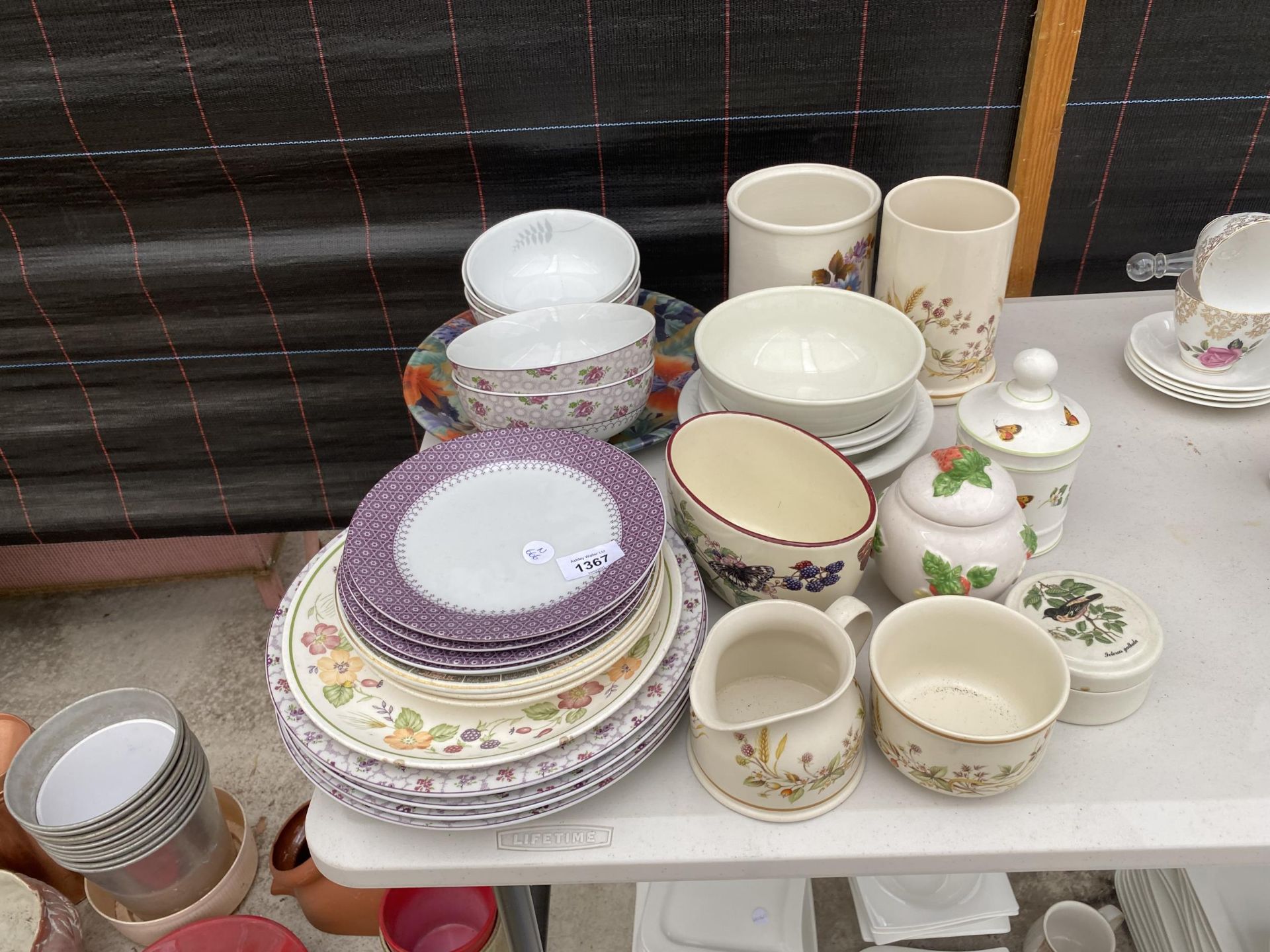 AN ASSORTMENT OF CERAMICS TO INCLUDE MILK JUG AND SUGAR BOWL, UTENSIL POTS AND VARIOUS PLATES ETC