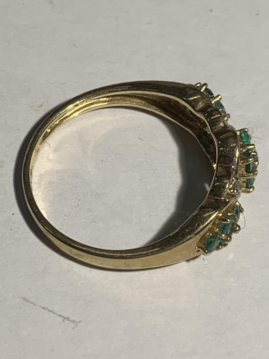 A 9 CARAT GOLD RING WITH GREEN AND CLEAR STONES IN A FLOWER DESIGN SIZE S GROSS WEIGHT 2.7 GRAMS - Image 4 of 5