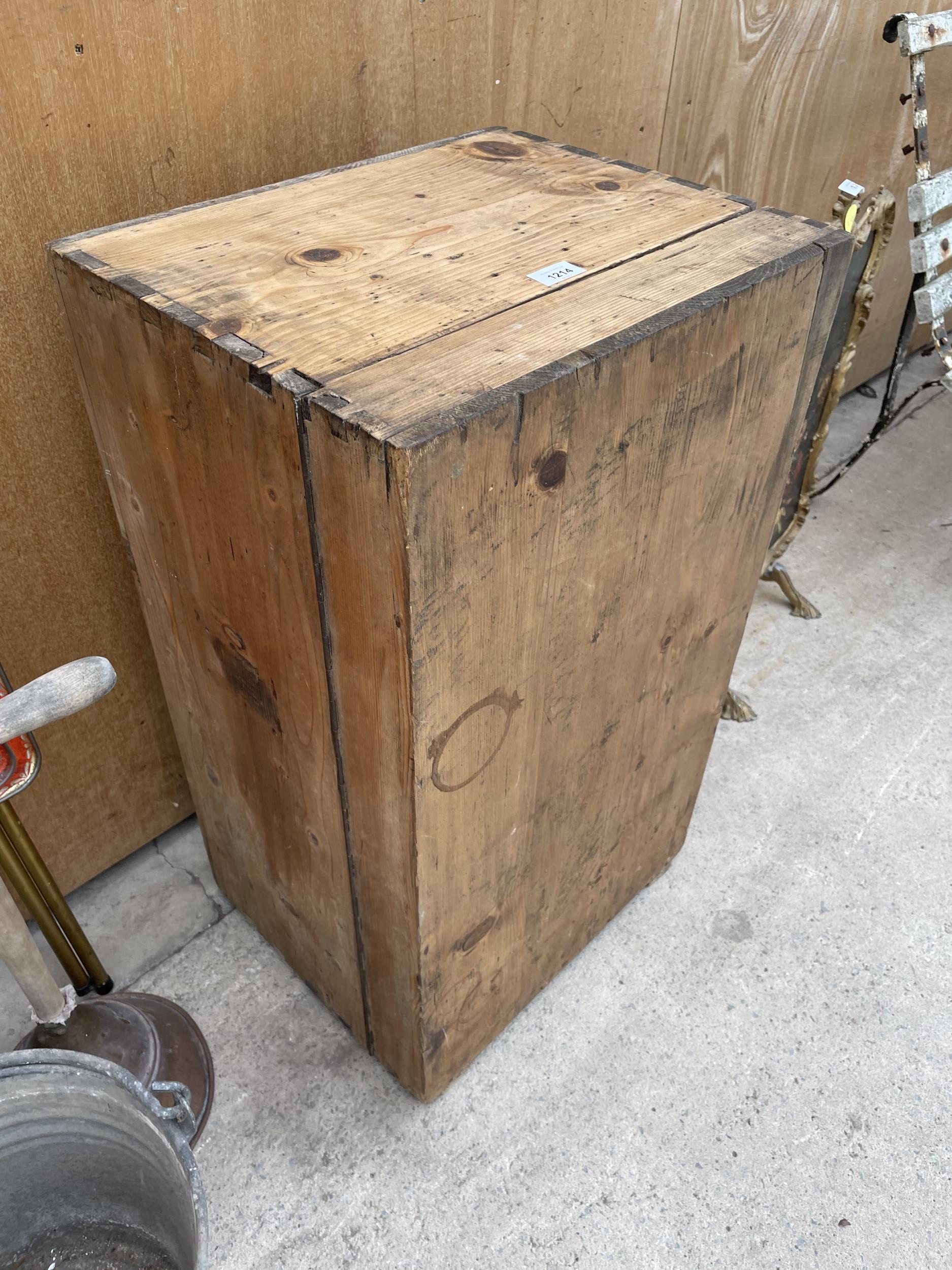 A VICTORIAN PINE LARGE VINTAGE JOINER'S CHEST WITH VARIOUS TOOLS SUCH AS G-CLAMP , VINTAGE SPIRIT - Image 6 of 6