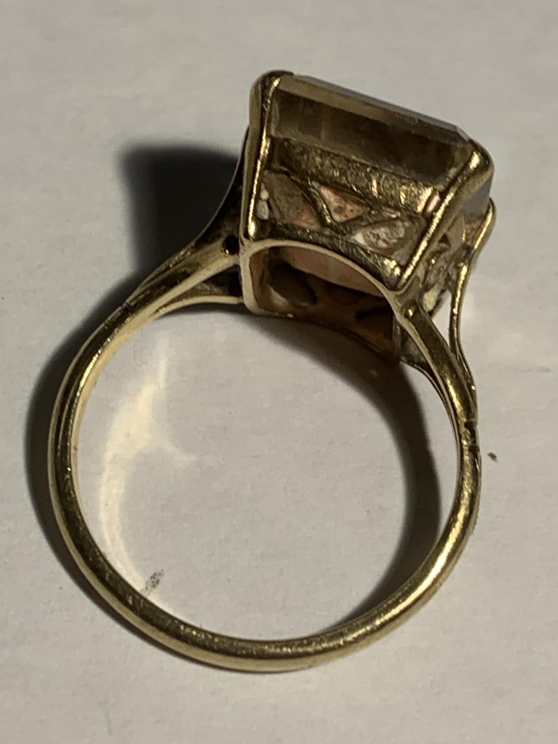 A 9 CARAT GOLD RING WITH A LARGE CORAL TINGED CENTRE STONE SIZE N/O GROSS WEIGHT 4.8 GRAMS - Image 3 of 3