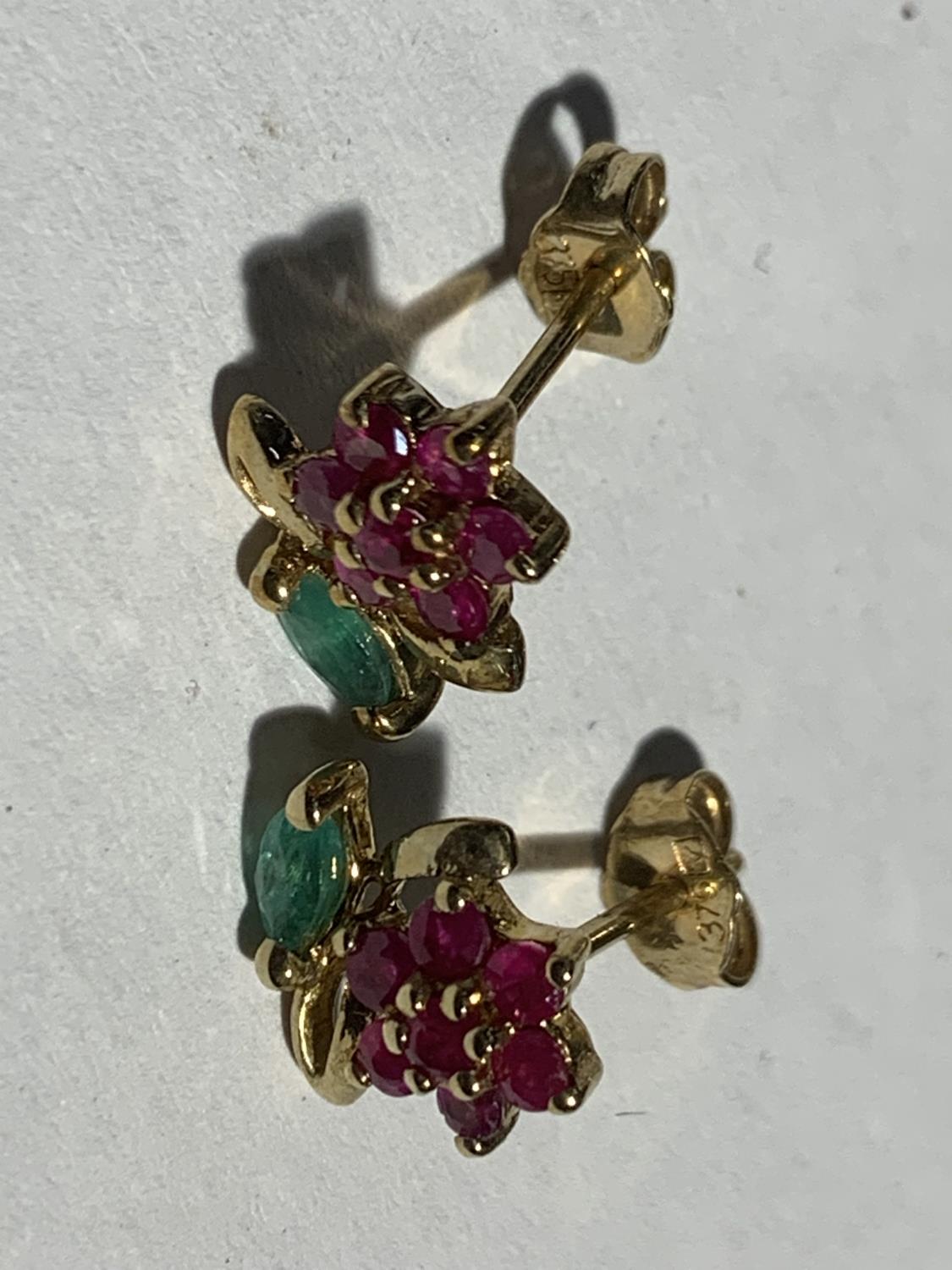 TWO PAIRS OF 9 CARAT GOLD FLOWER DESIGN EARRINGS GROSS WEIGHT 4.6 GRAMS - Image 3 of 3