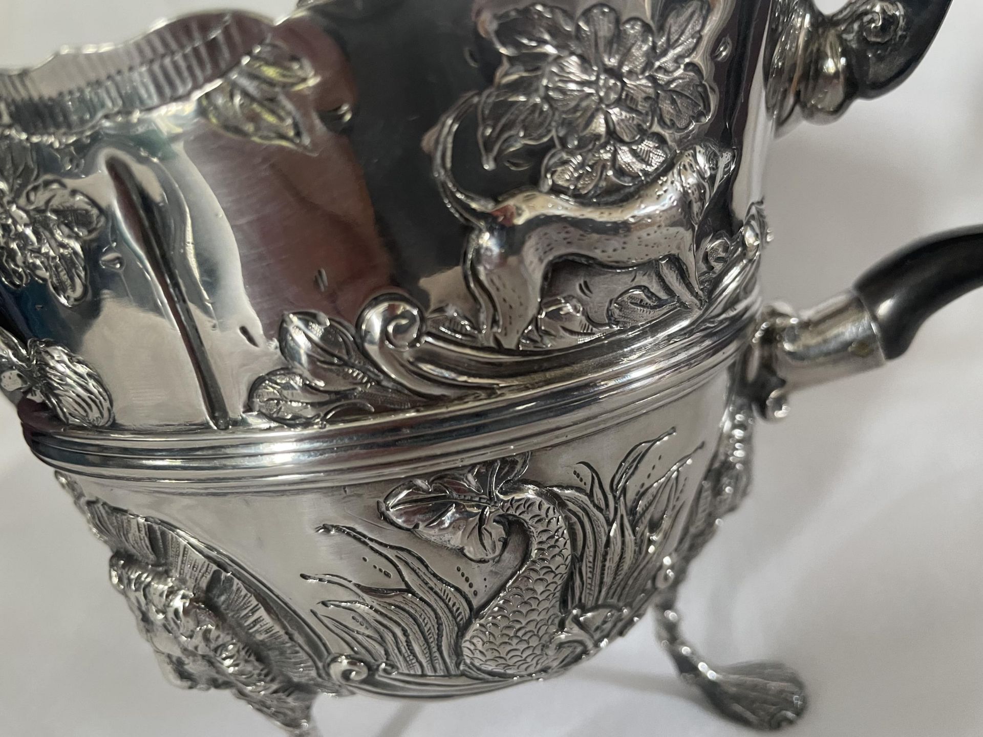 A HIGHLY DECORATIVE HALLMARKED 1892 LONDON SILVER TEAPOT, MAKER JAMES WAKELY AND FRANK CLARKE - Image 7 of 9