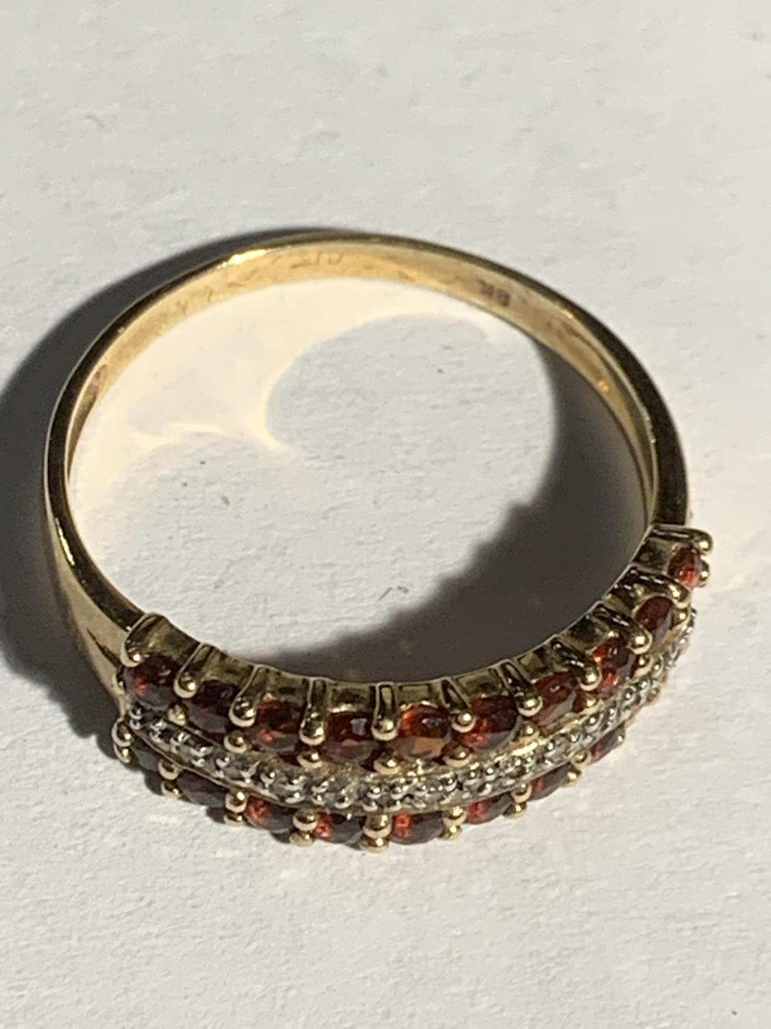 A 9 CARAT GOLD RING WITH TWO LINES OF RED STONES AND A LINE OF CLEAR STONES SIZE P/Q GROSS WEIGHT - Image 2 of 3