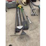 AN ASSORTMENT OF GARDEN TOOLS TO INCLUDE FORK, SPADE AND RAKES ETC