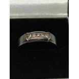 A MENS 9CT WHITE GOLD AND DIAMOND SET DRESS RING APPROX SIZE T IN A PRESENTATION BOX