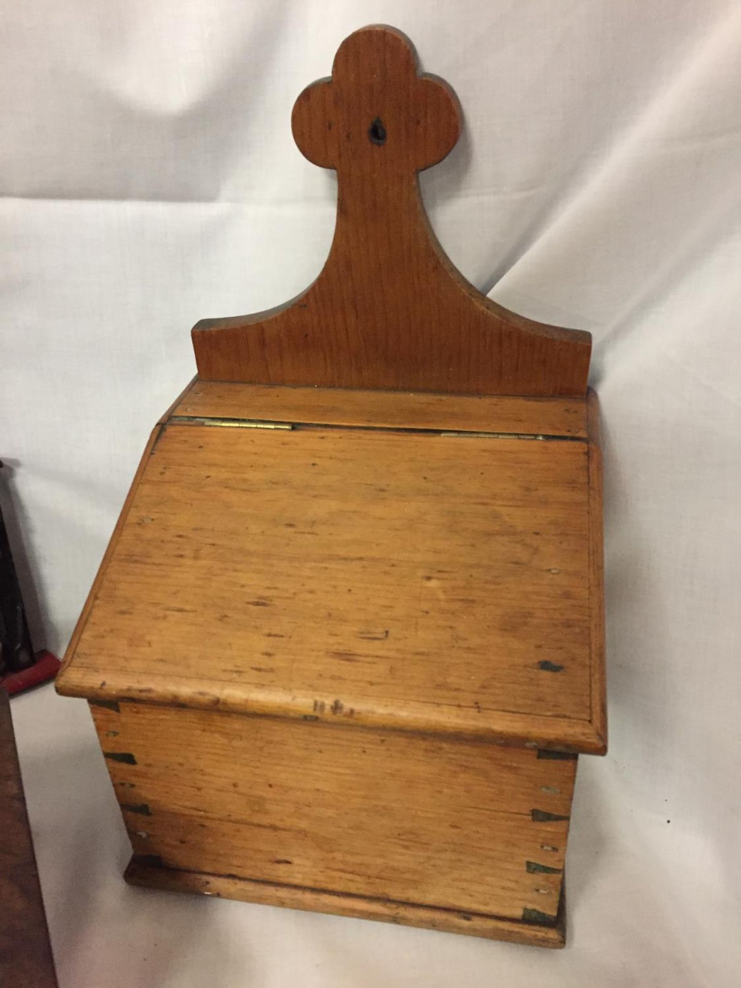 A VINTAGE OAK CANDLE BOX WITH DOVETAIL JOINT DECORATION, AN INLAID WOODEN BOX (BASE A/F) AND A - Image 2 of 5