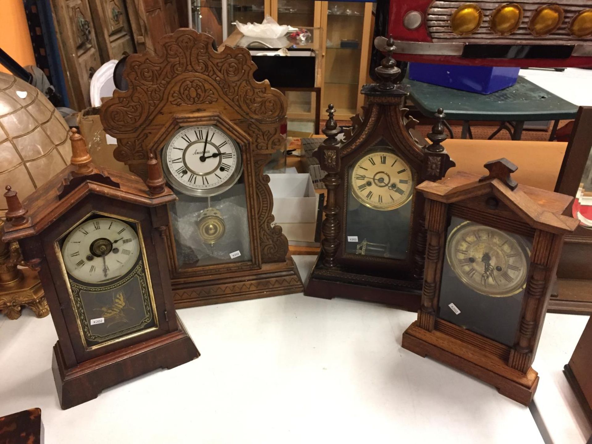 A VINTAGE AMERICAN GOTHIC STYLE CLOCK IN A WOODEN AND GLASS CASE WITH A BUTTERFLY PATTERN ON THE