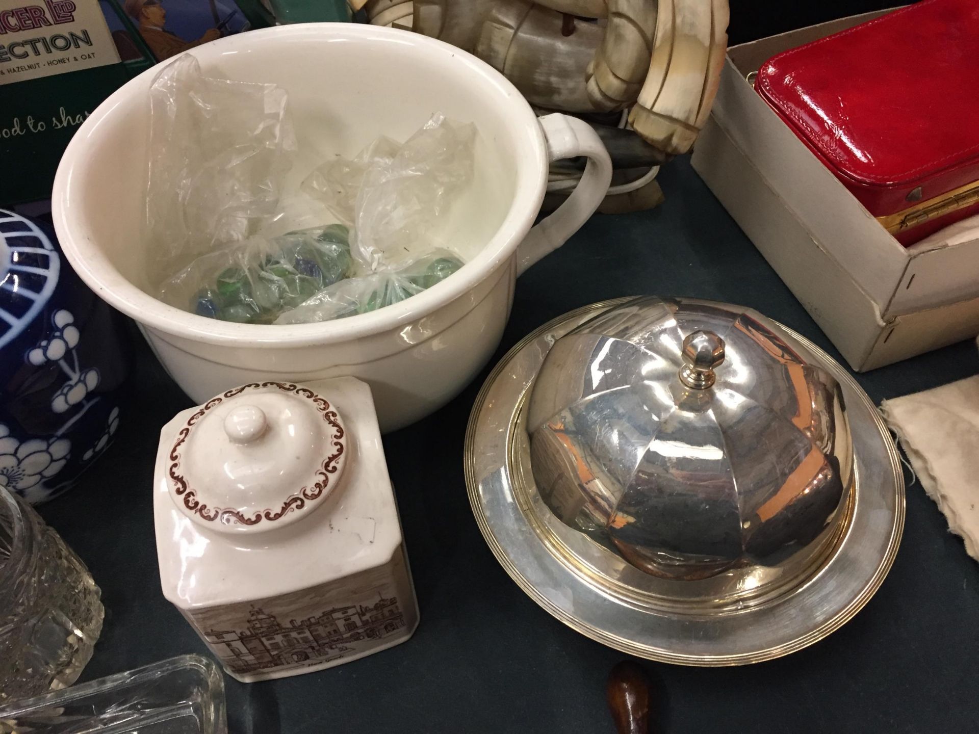 A QUANTITY OF COLLECTABLES TO INCLUDE A BAROMETER, BOAT LAMP, TWO TABLE LAMPS, M&S COOKIE TIN, - Image 5 of 8