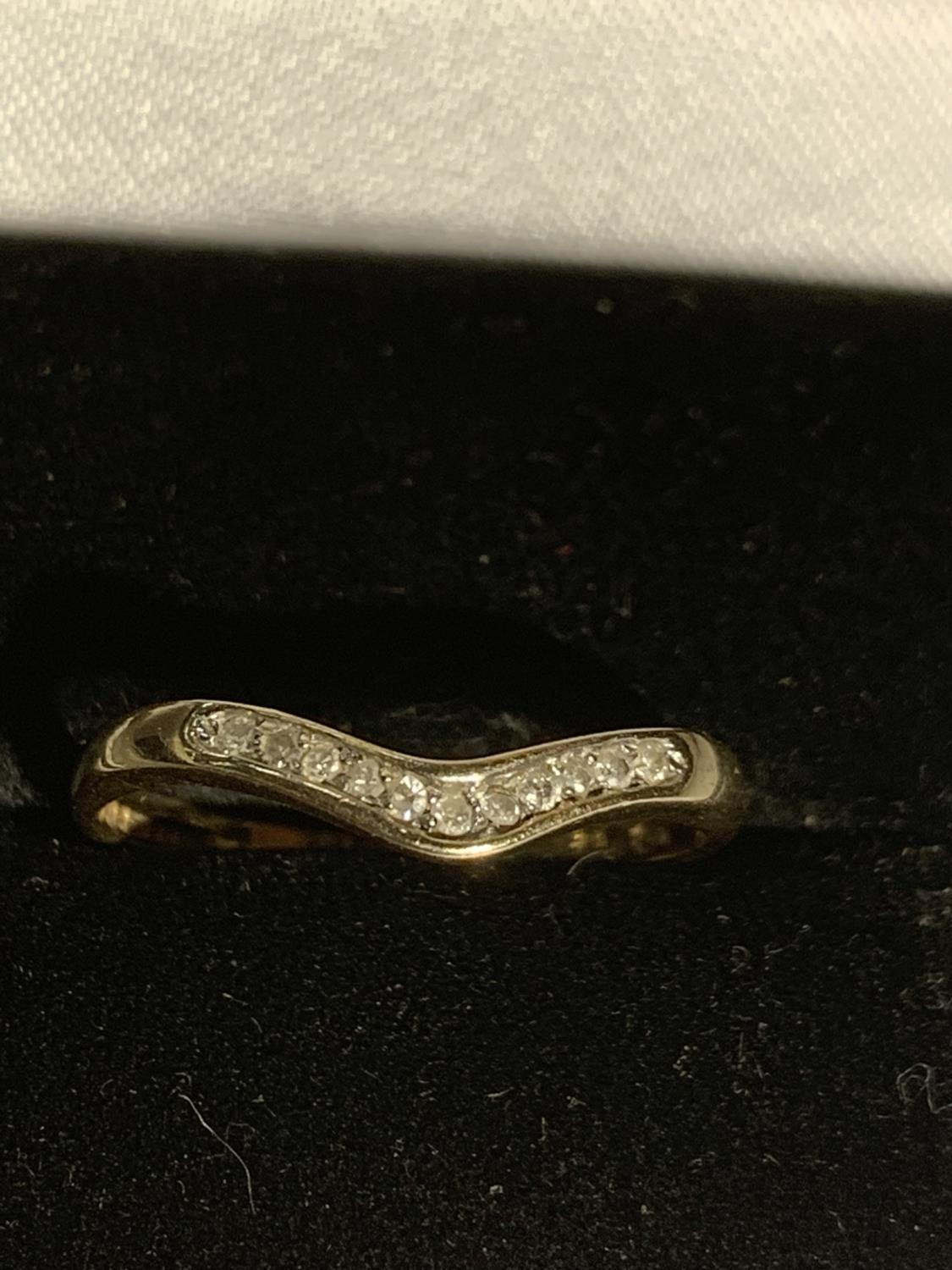 A 9 CARAT GOLD RING IN A WISHBONE DESIGN WITH CLEAR STONES POSSIBLY DIAMONDS SIZE N/O GROSS WEIGHT