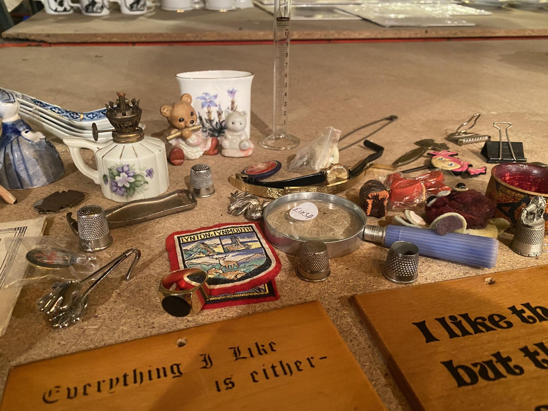 A QUANTITY OF COLLECTABLE ITEMS TO INCLUDE THIMBLES, PLAQUES, WATCHES, CERAMICS ETC - Image 2 of 4