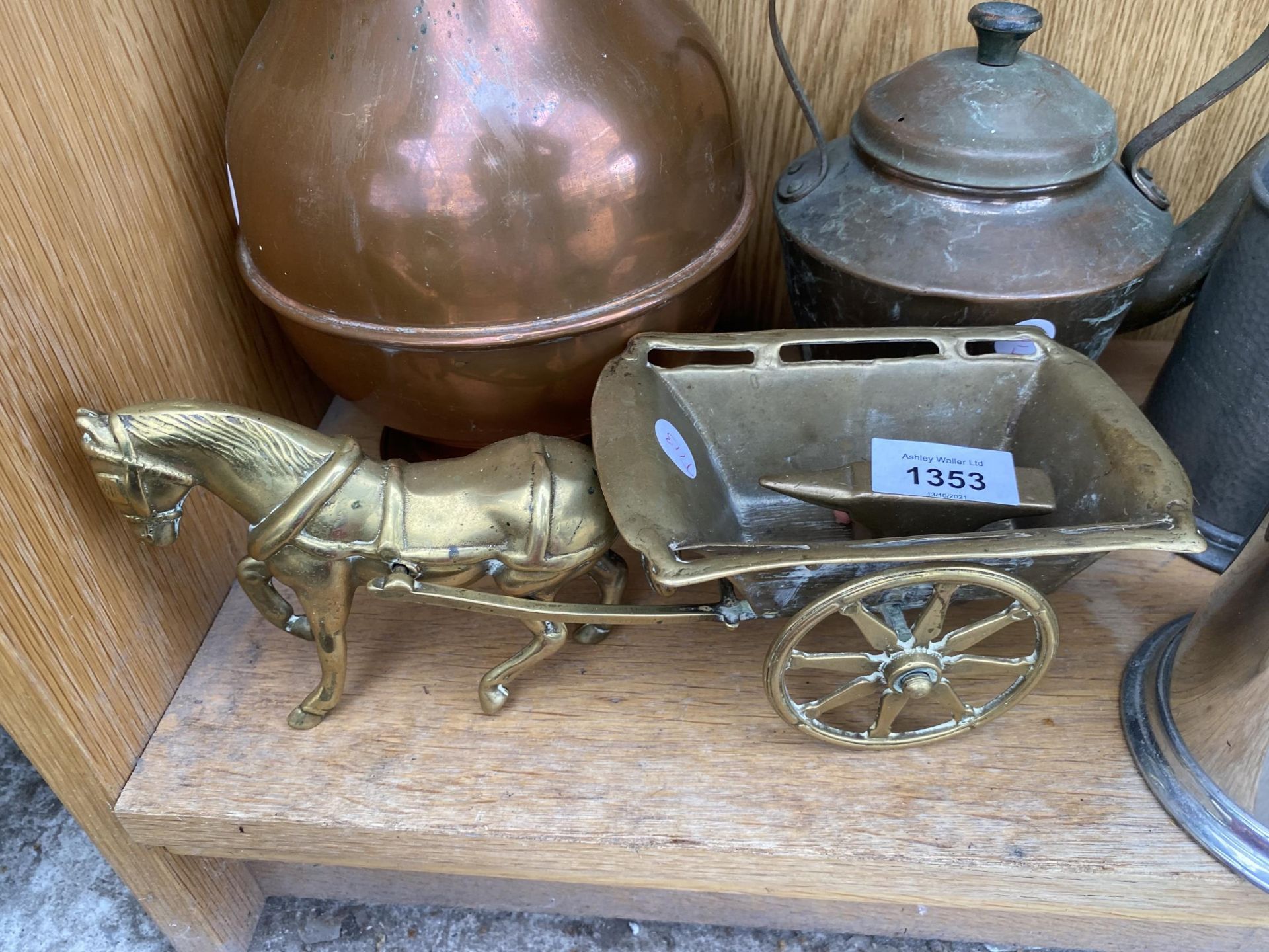 AN ASSORTMENT OF ITEMS TO INCLUDE A BRASS HORSE AND CART, A COPPER JUG AND A FIRESIDE COMPANION - Image 3 of 3