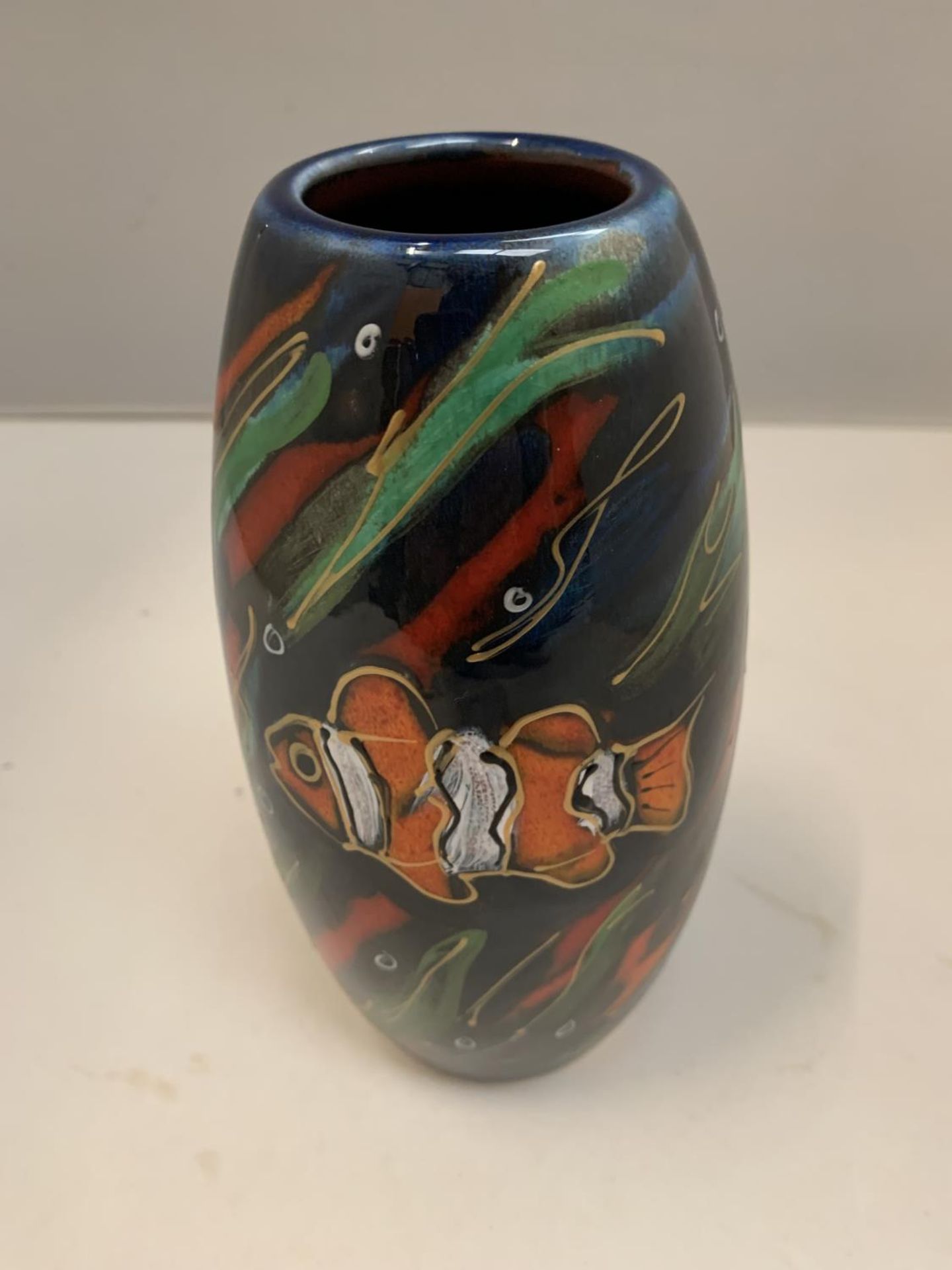 AN ANITA HARRIS HANDPAINTED AND SIGNED OCELLARIS CLOWNFISH VASE - Image 3 of 4