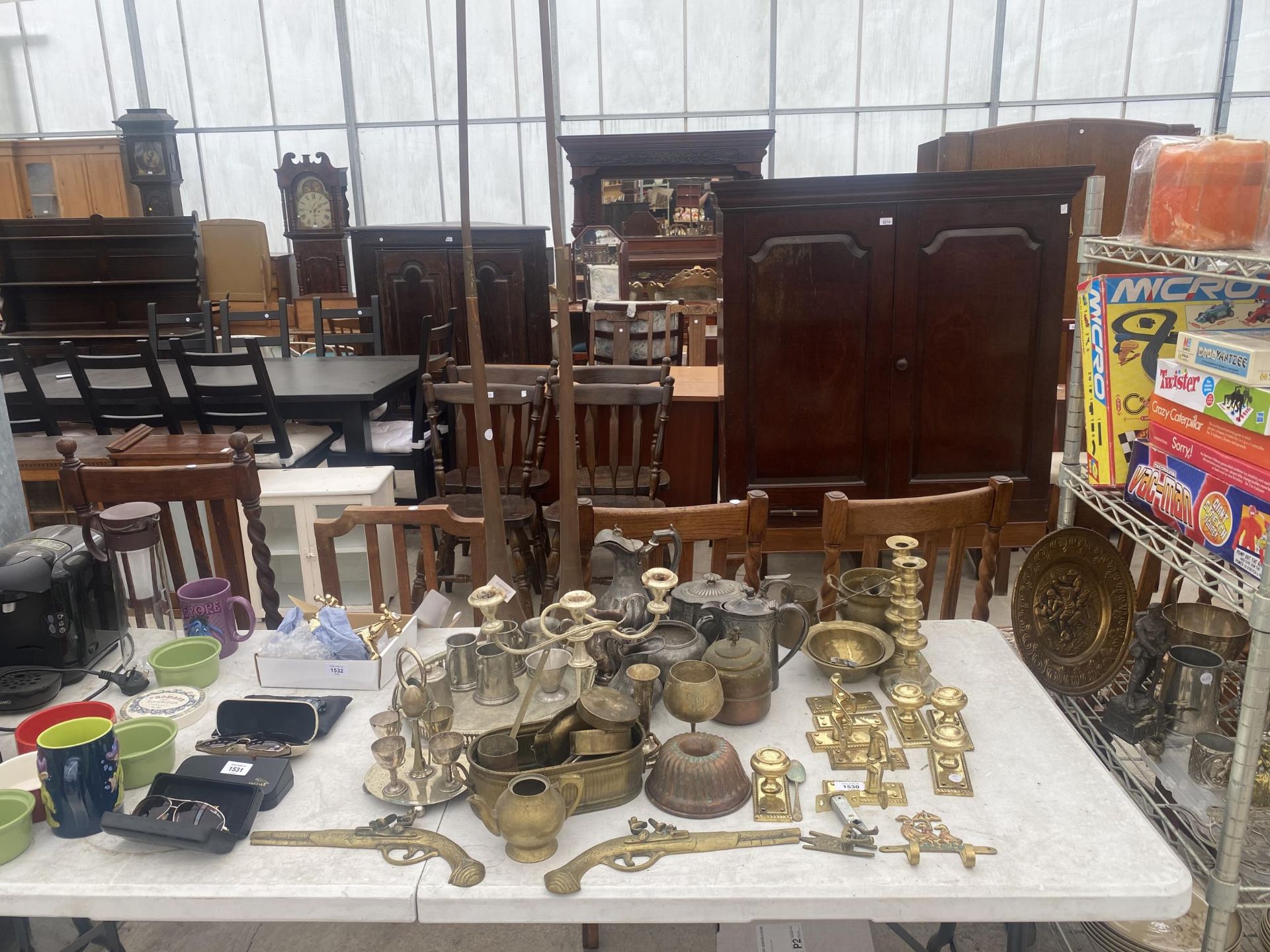 AN ASSORTMENT OF MIXED EPNS, BRASS AND COPPER TO INCLUDE TWO HUNTING HORNS, CANDLESTICKS AND DOOR