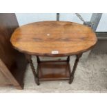 AN EARLY 20TH CENTURY OAK OCCASIONAL TABLE ON BARLEYTWIST LEGS AND OVAL TOP, 26 X 18"