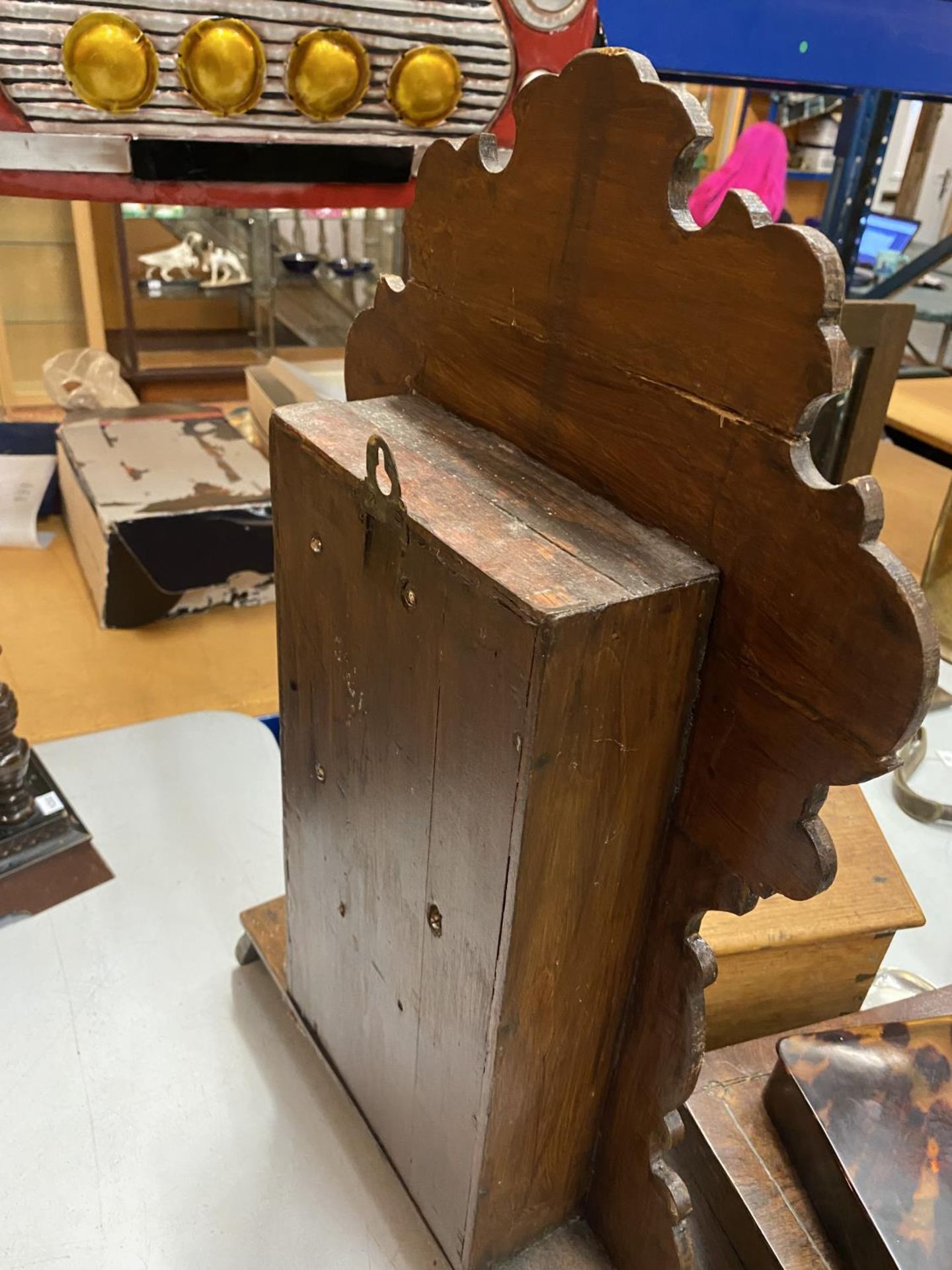 A VINTAGE GINGERBREAD CLOCK IN A CARVED WOODEN CASE WITH FRONT OPENING - Image 4 of 4