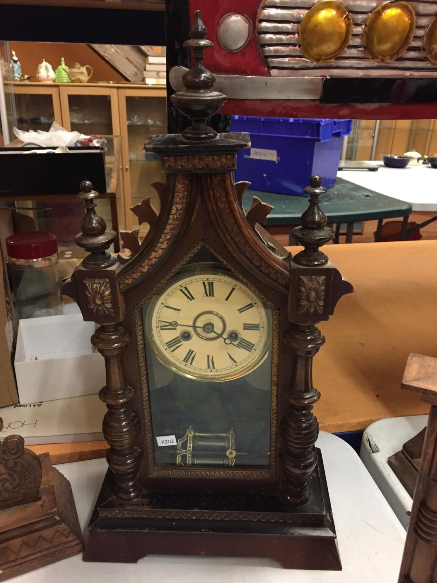 A VINTAGE AMERICAN GOTHIC STYLE CLOCK IN A WOODEN AND GLASS CASE WITH A BUTTERFLY PATTERN ON THE - Image 7 of 8