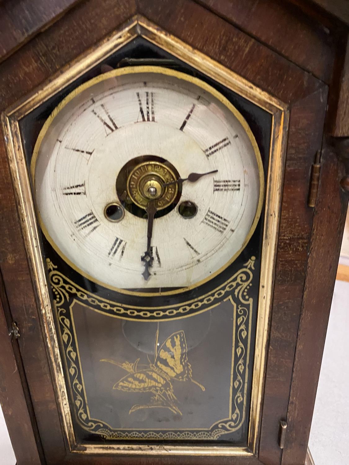 A VINTAGE AMERICAN GOTHIC STYLE CLOCK IN A WOODEN AND GLASS CASE WITH A BUTTERFLY PATTERN ON THE - Image 4 of 8