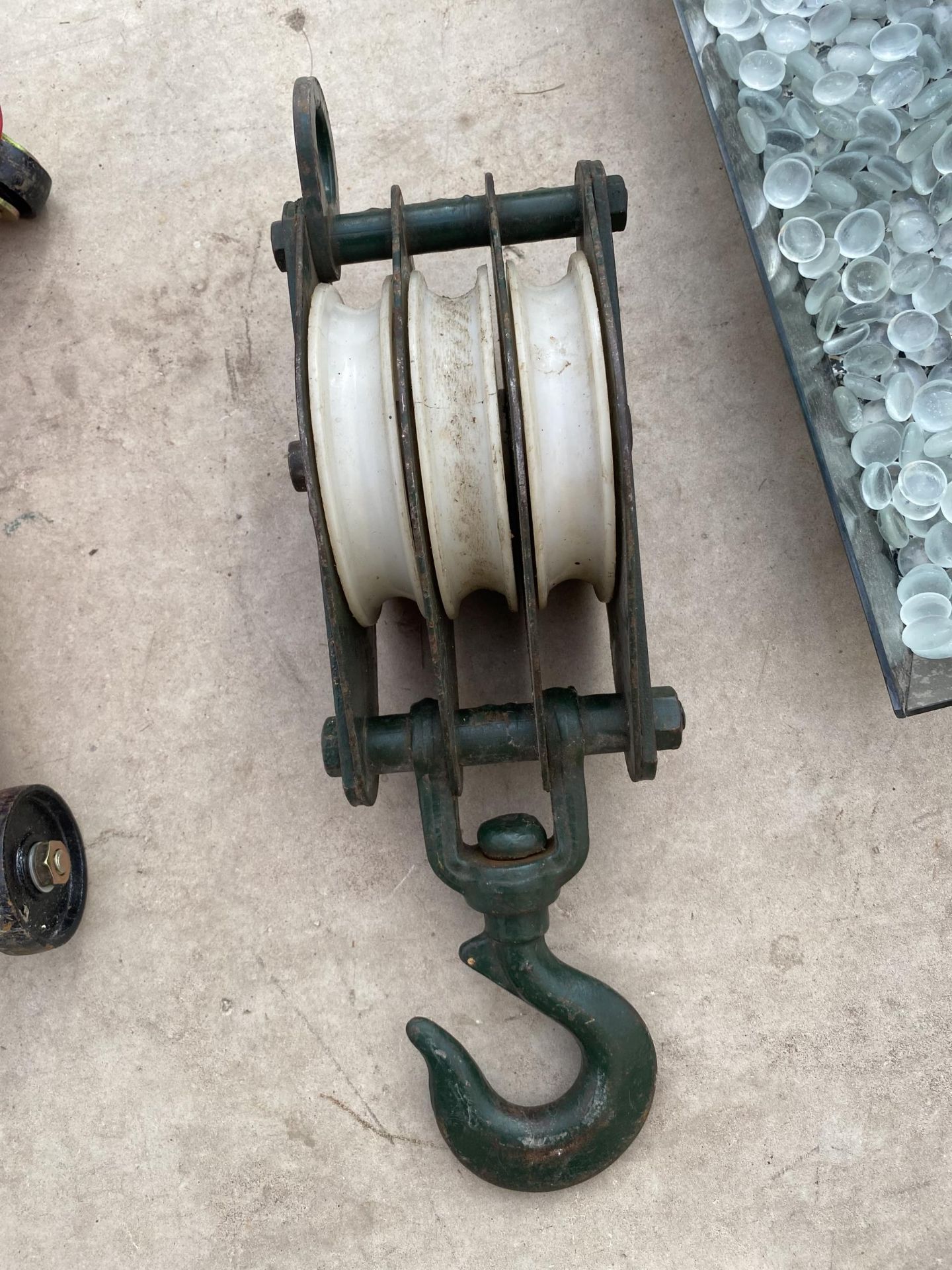 A WINCH PULLEY BRACKET WITH HOOK AND A TROLLEY JACK - Image 2 of 3