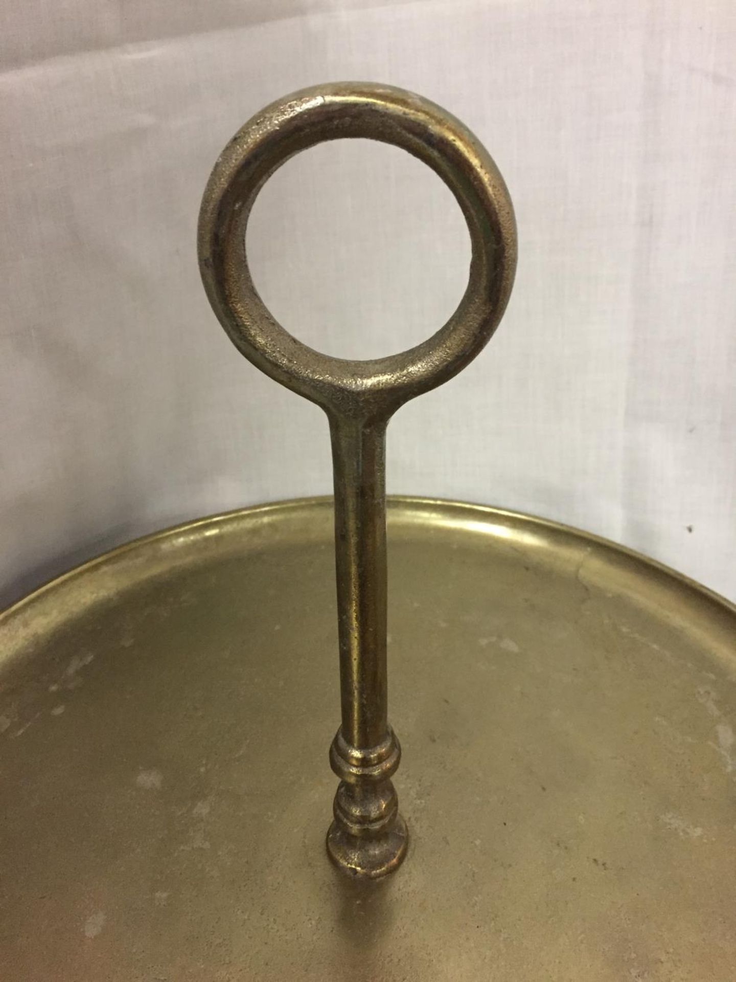 A LARGE BRASS CAKE STAND, DIAMETER 39.5CM - Image 3 of 4