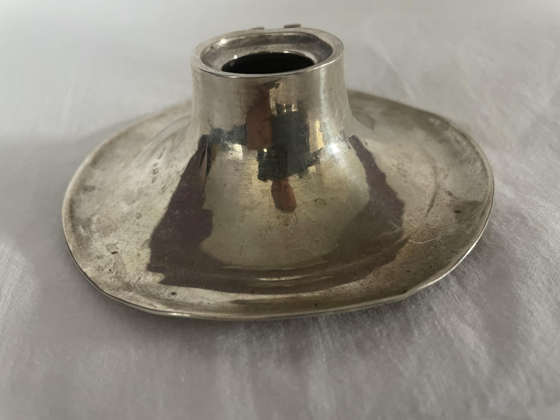A HALLMARKED BIRMINGHAM SILVER INKWELL (MISSING COVER), DIAMETER 10 CM - 83 GRAMS (INCLUDING - Image 3 of 4