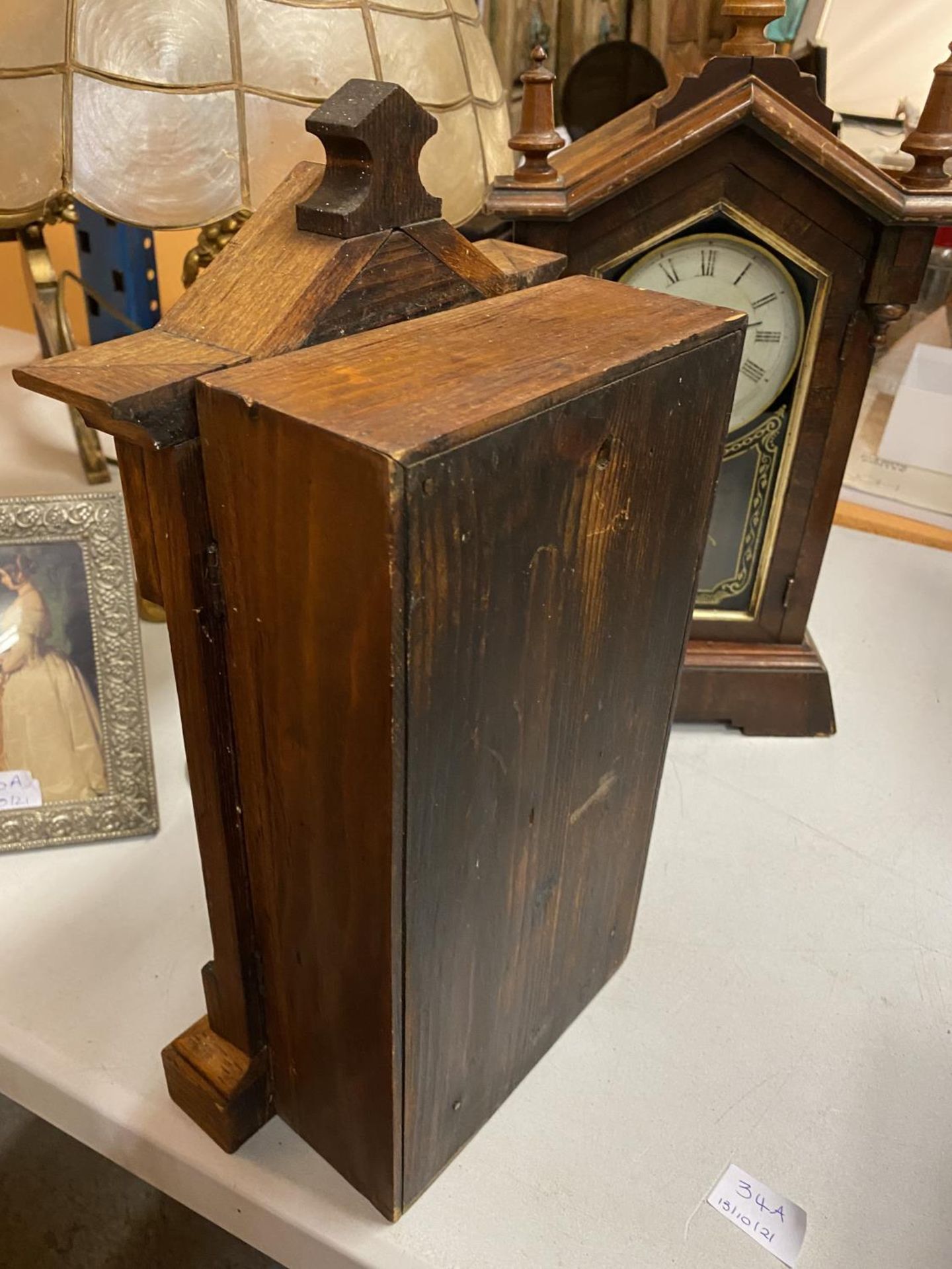 A VINTAGE AMERICAN WOODEN CASE CLOCK WITH A FRONT OPENING FACE - Image 3 of 3