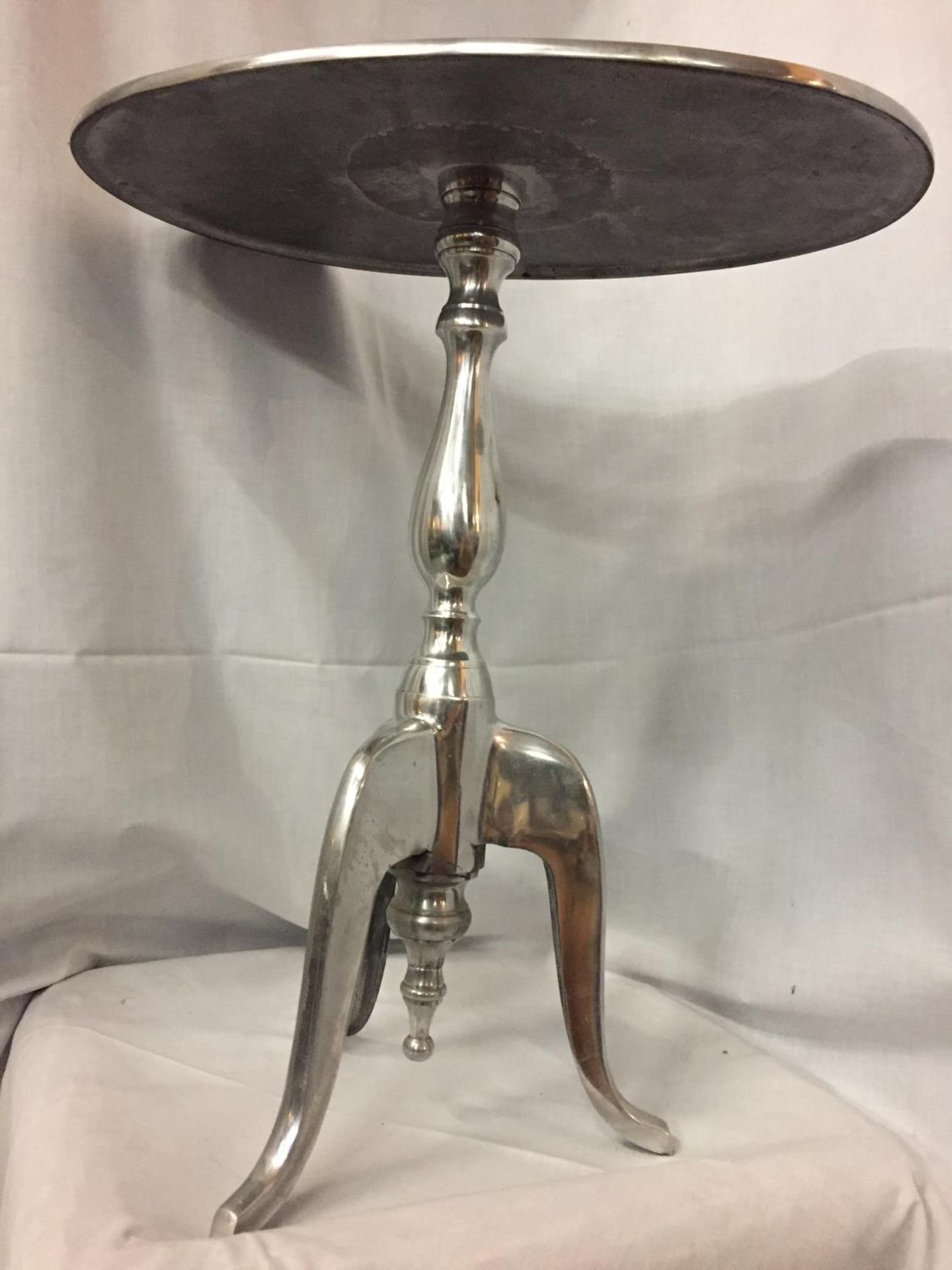 A CHROME AND WHITE METAL SIDE TABLE ON TRIPOD LEGS - Image 3 of 3