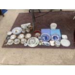 AN ASSORTMENT OF CERAMIC ITEMS TO INCLUDE WEDGWOOD PLATES, VARIOUS TRIOS AND PLATES ETC