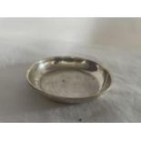 A SMALL HALLMARKED LONDON SILVER TRINKET DISH, DIAMETER 7.5 CM - 24 GRAMS