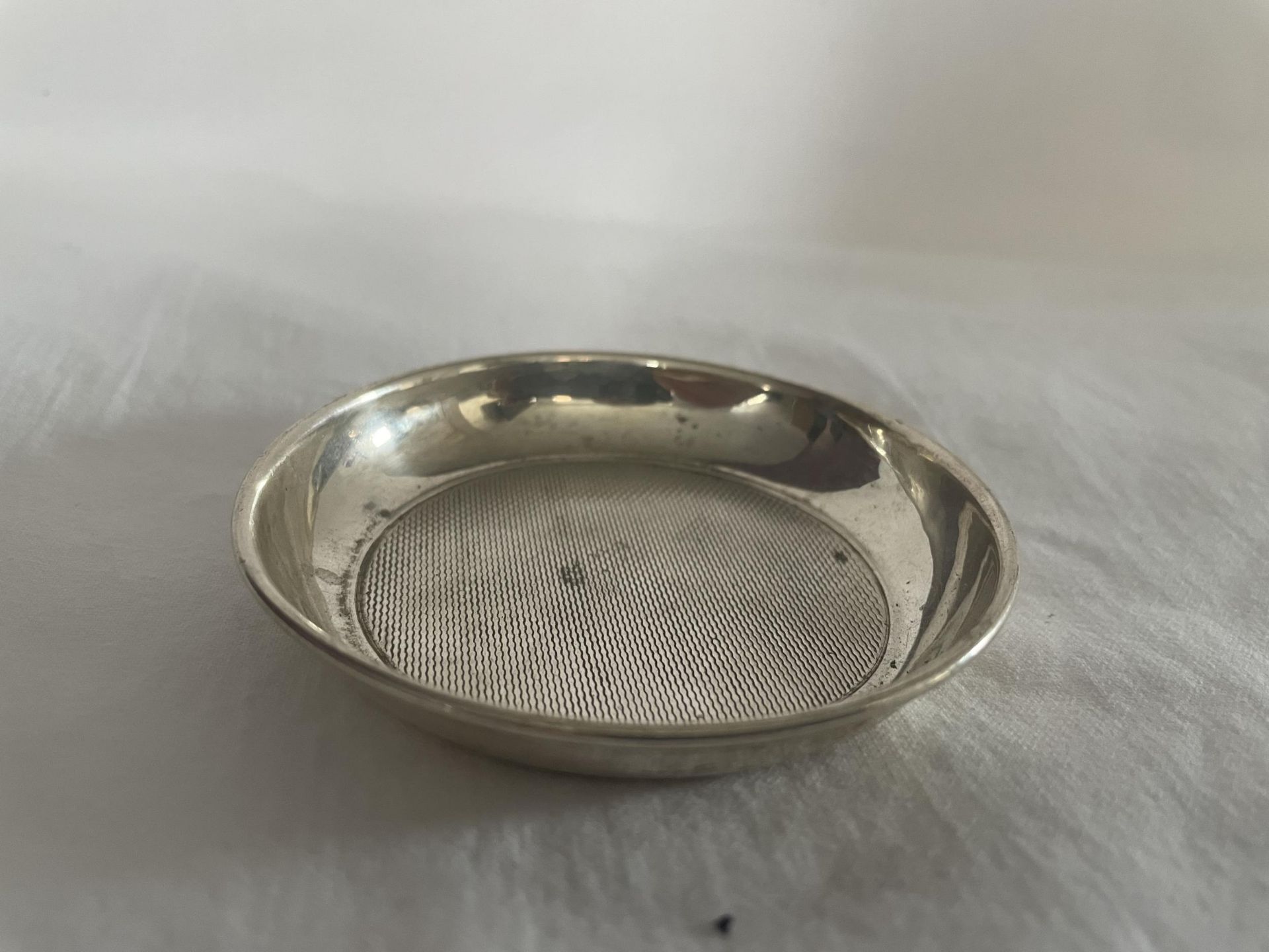 A SMALL HALLMARKED LONDON SILVER TRINKET DISH, DIAMETER 7.5 CM - 24 GRAMS