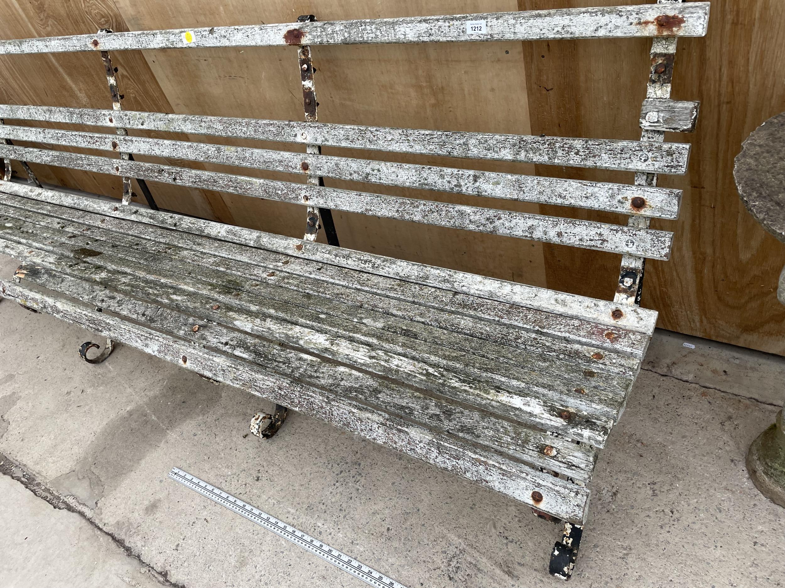 A LARGE VINTAGE WROUGHT IRON AND SLATTED WOODEN GARDEN BENCH - Image 2 of 5