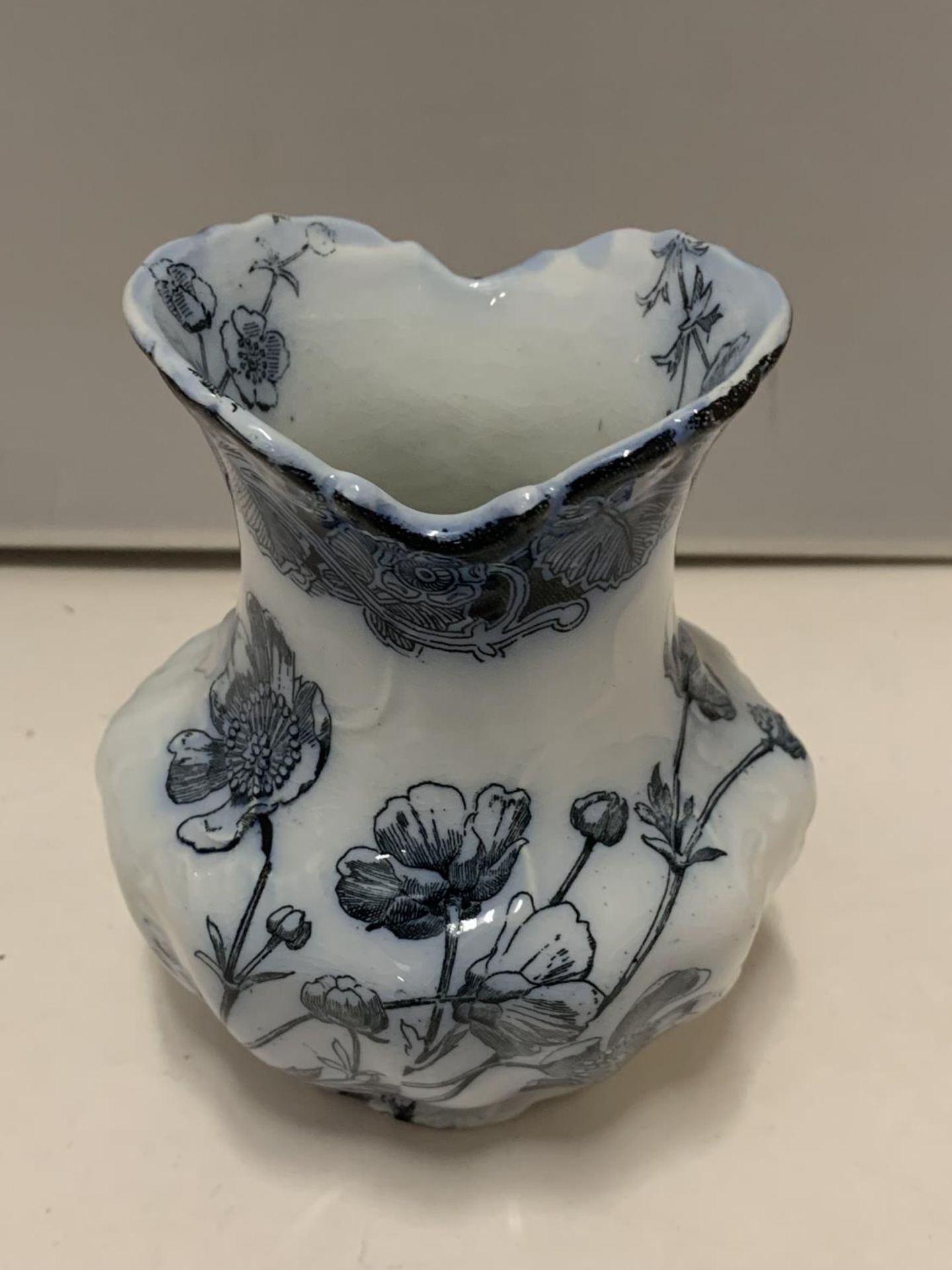 A DOULTON BUTTERCUP VASE - Image 2 of 4