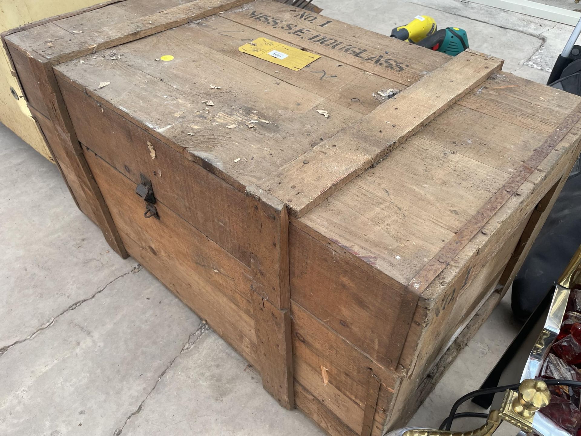 A LARGE VINTAGE WOODEN STORAGE CHEST - Image 3 of 3