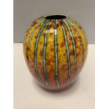 AN ANITA HARRIS HAND PAINTED AND SIGNED IN GOLD BRIMSTONE VASE