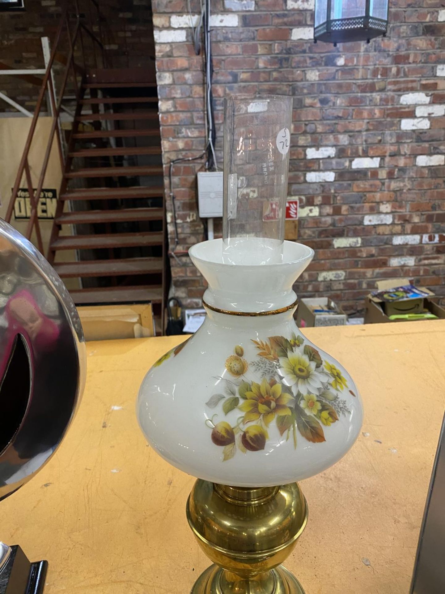 A BRASS BASED OIL LAMP WITH A CLEAR GLASS CHIMNEY AND A FLORAL GLASS SHADE - Image 8 of 8