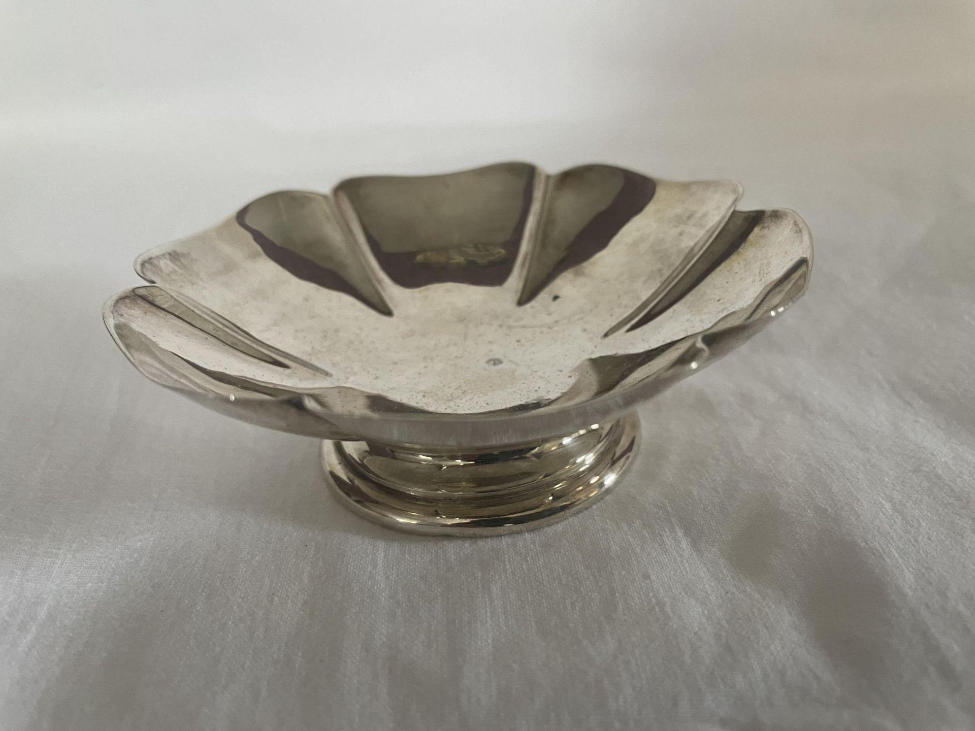 A SMALL HALLMARKED BIRMINGHAM SILVER SIX PETALED DISH, DIAMETER 9.5 CM - 63 GRAMS