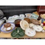 AN ASSORTMENT OF CERAMIC WARE TO INCLUDE TUREEN DISHES, PLATES AND SERVING BOWLS ETC