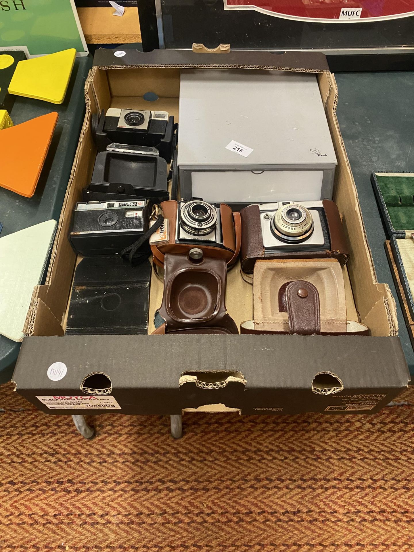A QUANTITY OF VINTAGE CAMERAS TO INCLUDE AN ILFORD SPORTI IN CASE, A CASED GERMAN FELIC, A KODAK