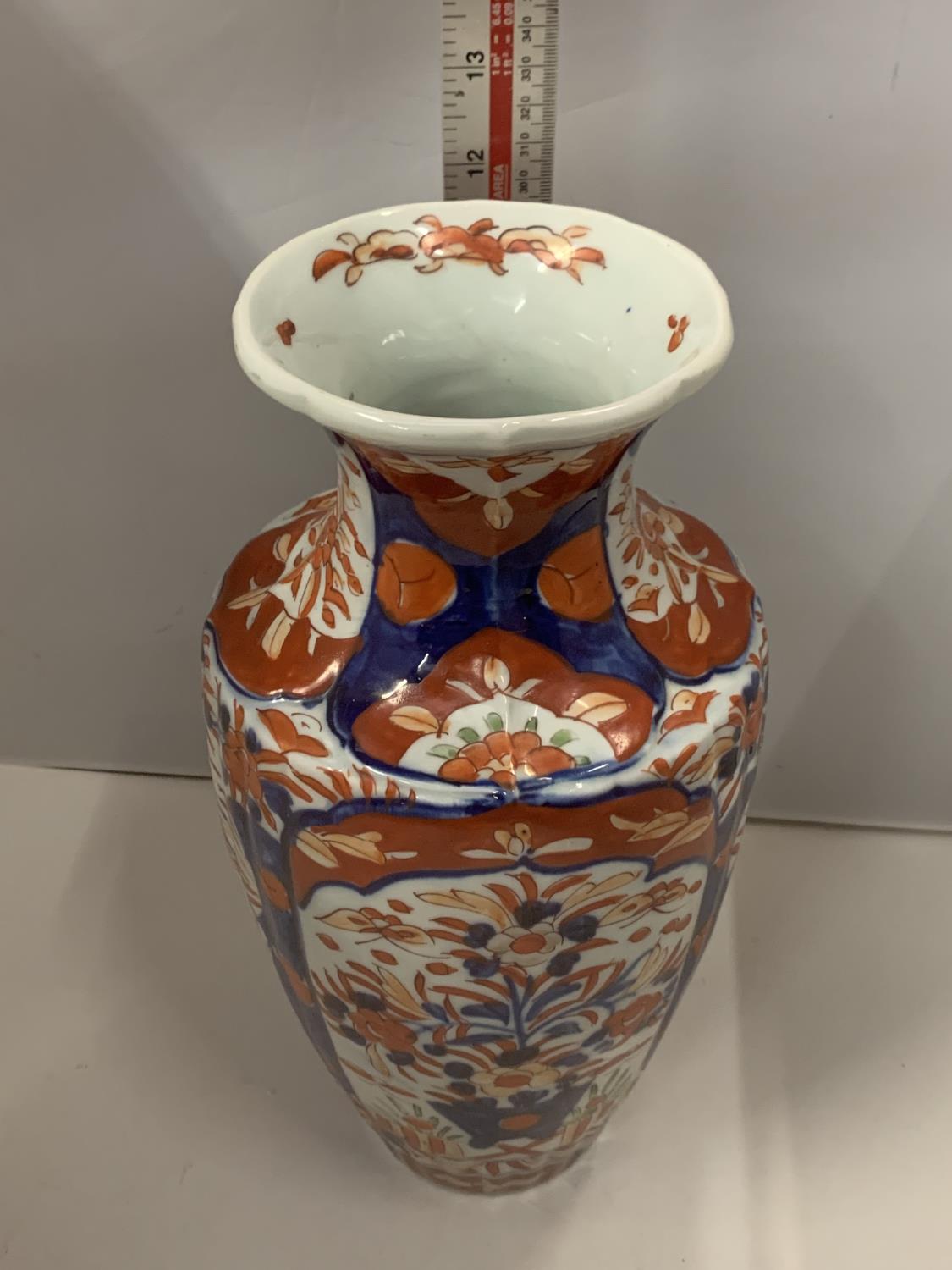 AN IMARI ORIENTAL VASE DECORATED WITH FLOWERS IN BLUE, RED AND GREEN. HEIGHT 30CM - Bild 4 aus 4