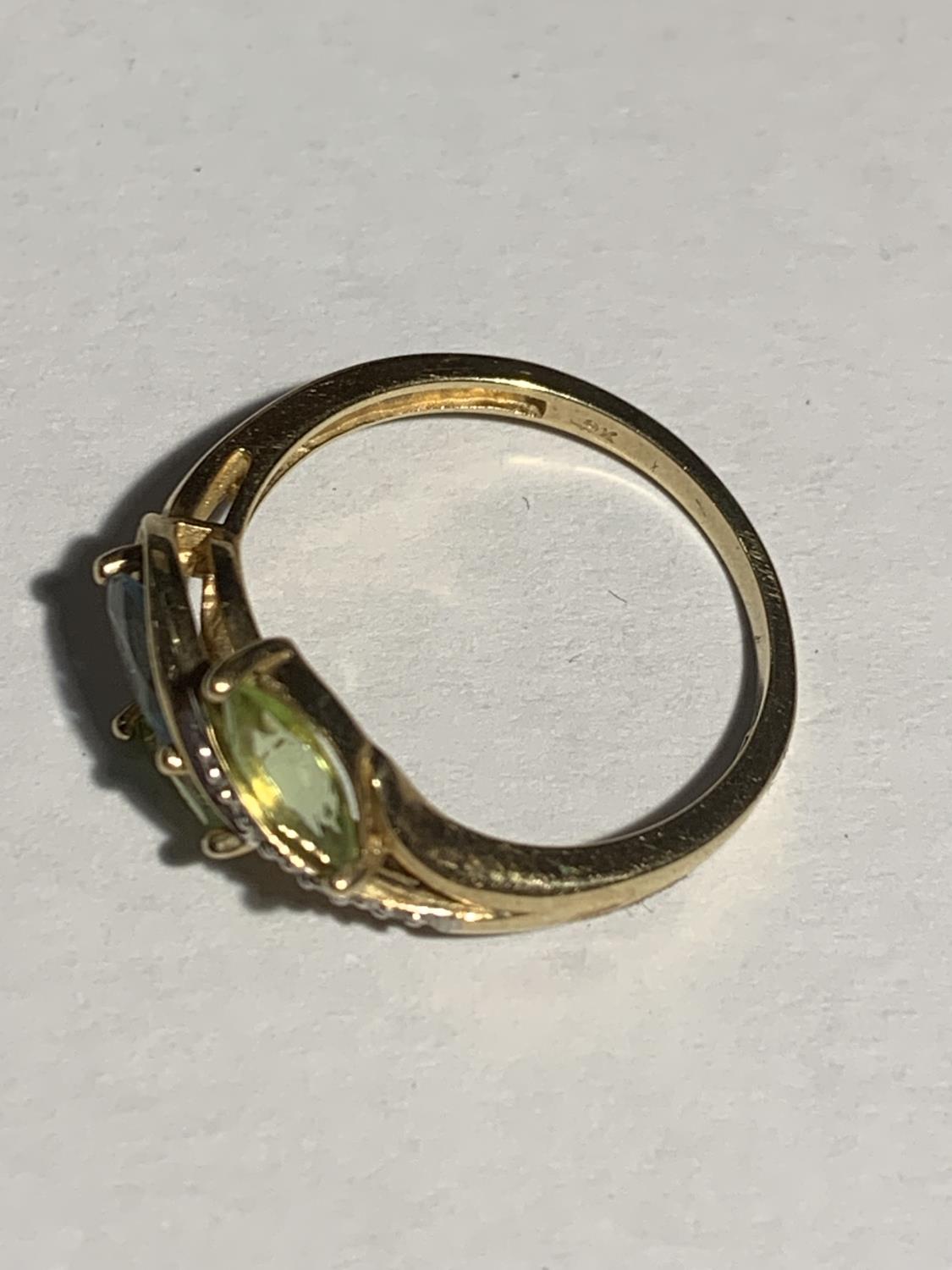 A 9 CARAT GOLD RING WITH THREE COLOURED LEAF SHAPED STONES AND A LINE OF CLEAR STONES SIZE P GROSS - Image 2 of 3