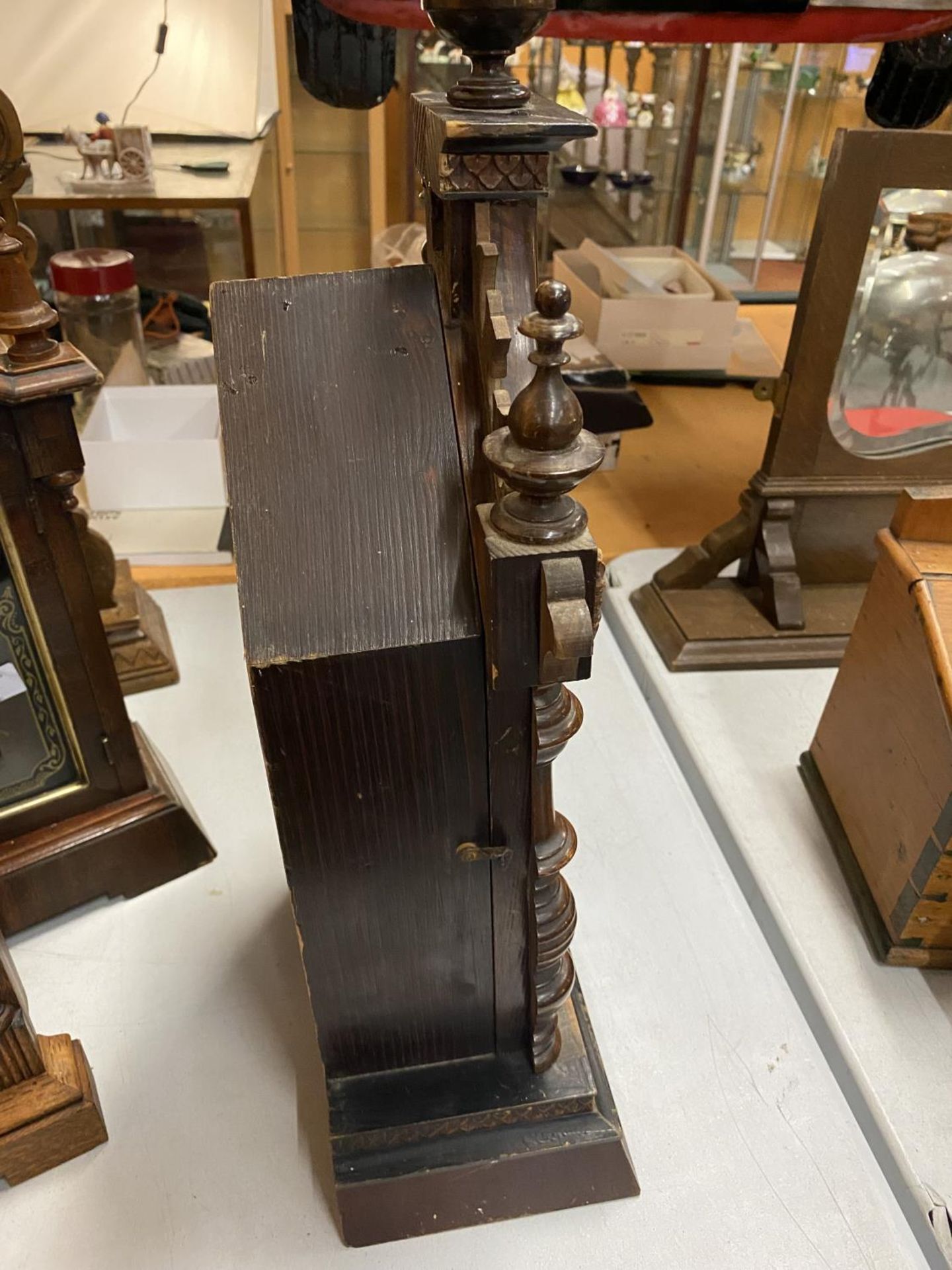 A VINTAGE AMERICAN CLOCK IN A GOTHIC STYLE WOODEN CASE - Image 4 of 6