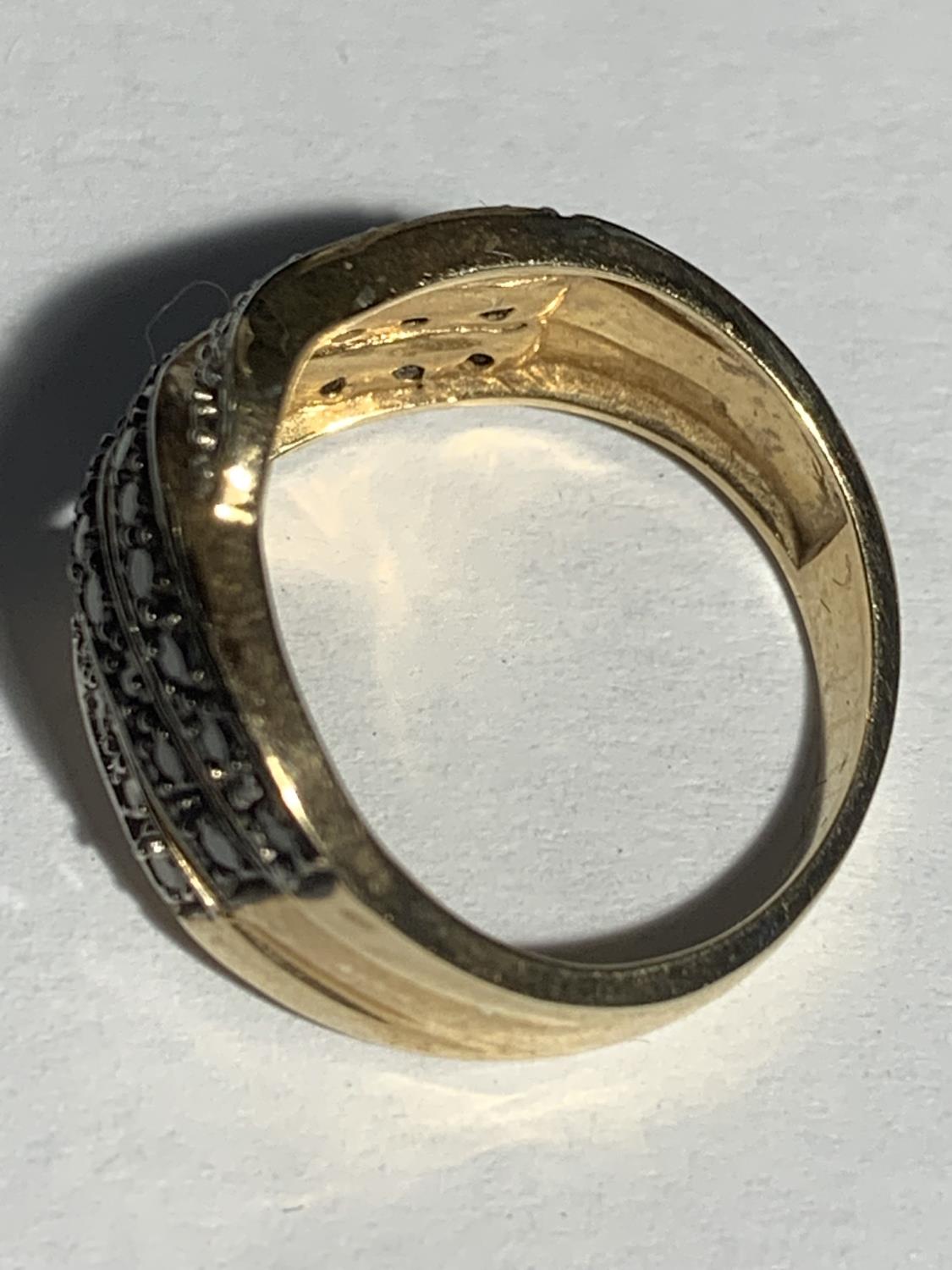 A 9 CARAT GOLD RING WITH TWO LINES OF BLUE STONES AND TWO OF CLEAR ON A TWIST SIZE P GROSS WEIGHT - Image 2 of 3