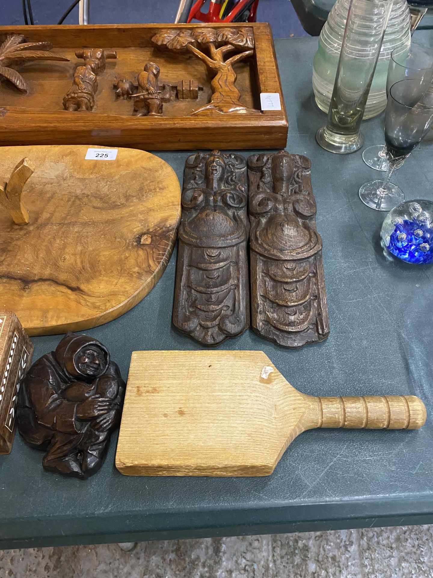 AN ASSORTMENT OF TREEN ITEMS TO INCLUDE A LOVELY CARVED WOODEN PANEL, OF A MAN AND WOMAN IN AN - Image 5 of 5