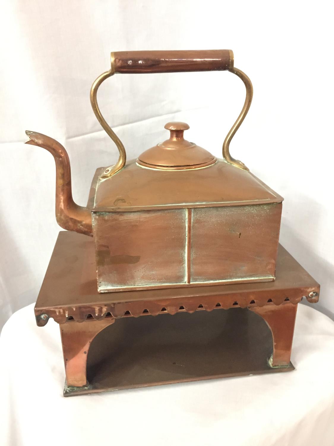 A SQUARE COPPER KETTLE TOGETHER WITH SQUARE STAND OVERALL HEIGHT 45CM, WIDTH 36CM