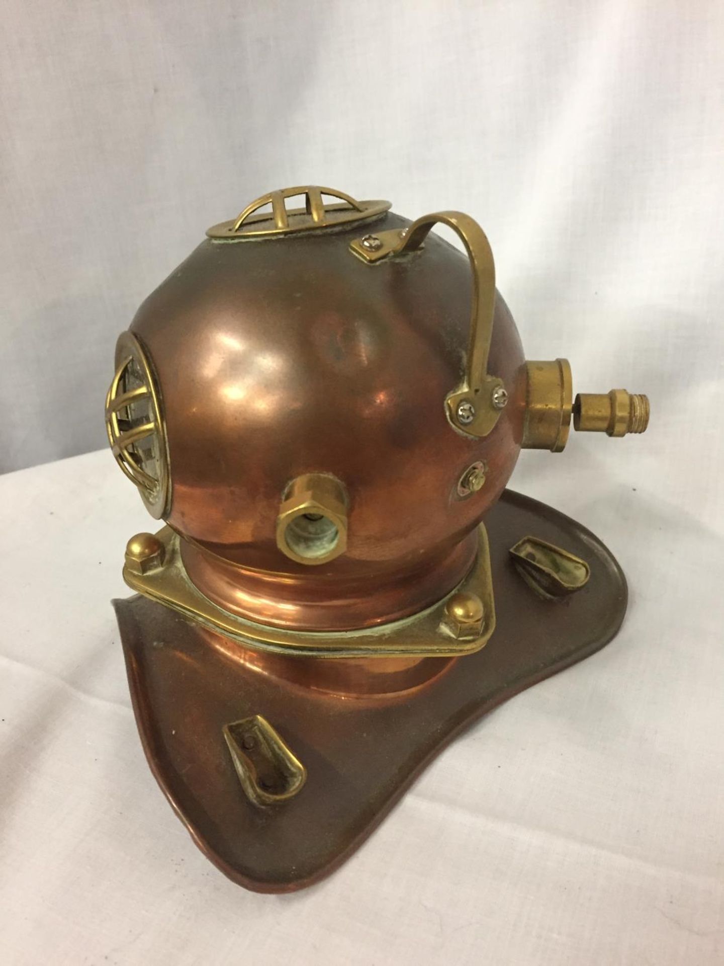 A COPPER AND BRASS DEEP SEA DIVERS HELMET ORNAMENT HEIGHT 17CM, WIDTH 20CM - Image 3 of 3