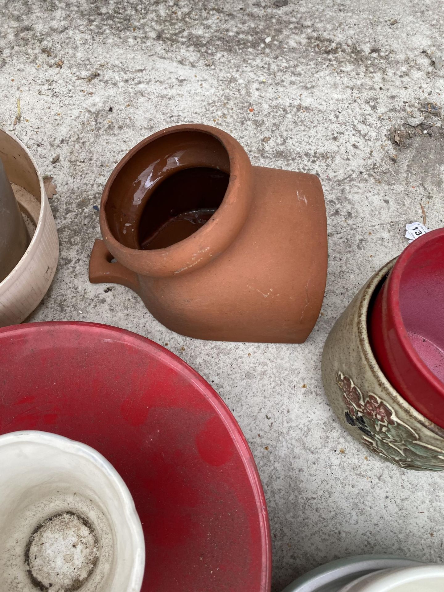 A LARGE ASSORTMENT OF VARIOUS PLANTERS AND PLANT POTS - Image 3 of 4