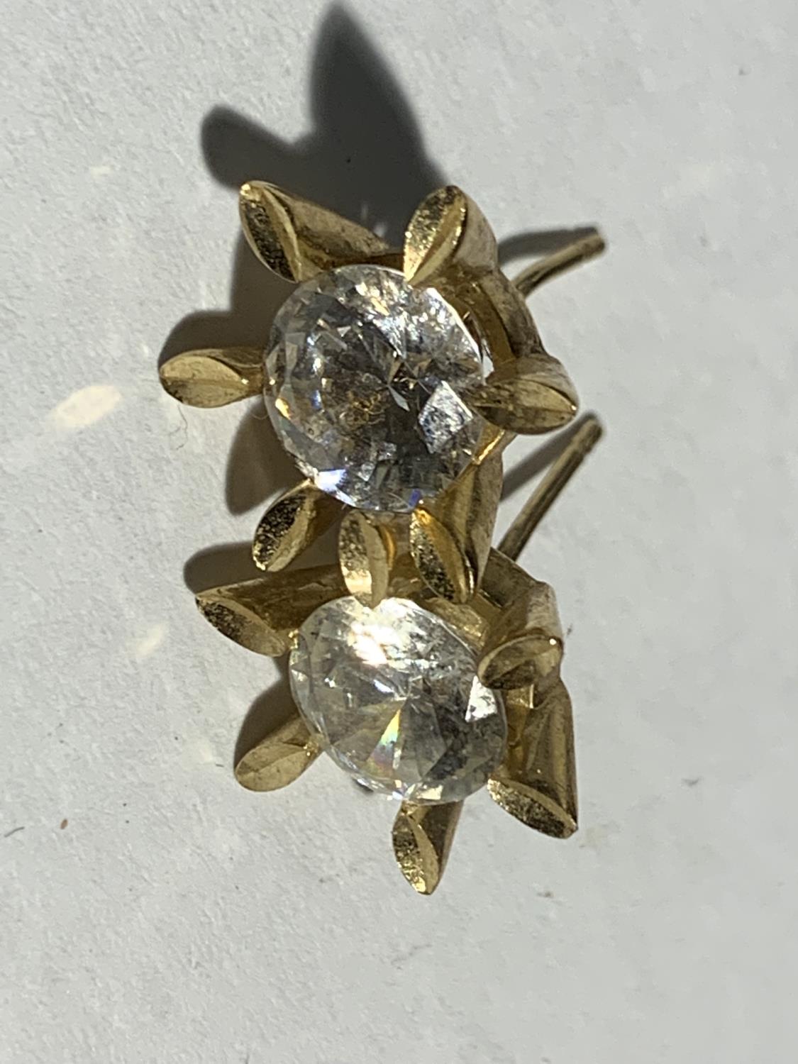 TWO PAIRS OF 9 CARAT GOLD FLOWER DESIGN EARRINGS GROSS WEIGHT 4.6 GRAMS - Image 2 of 3