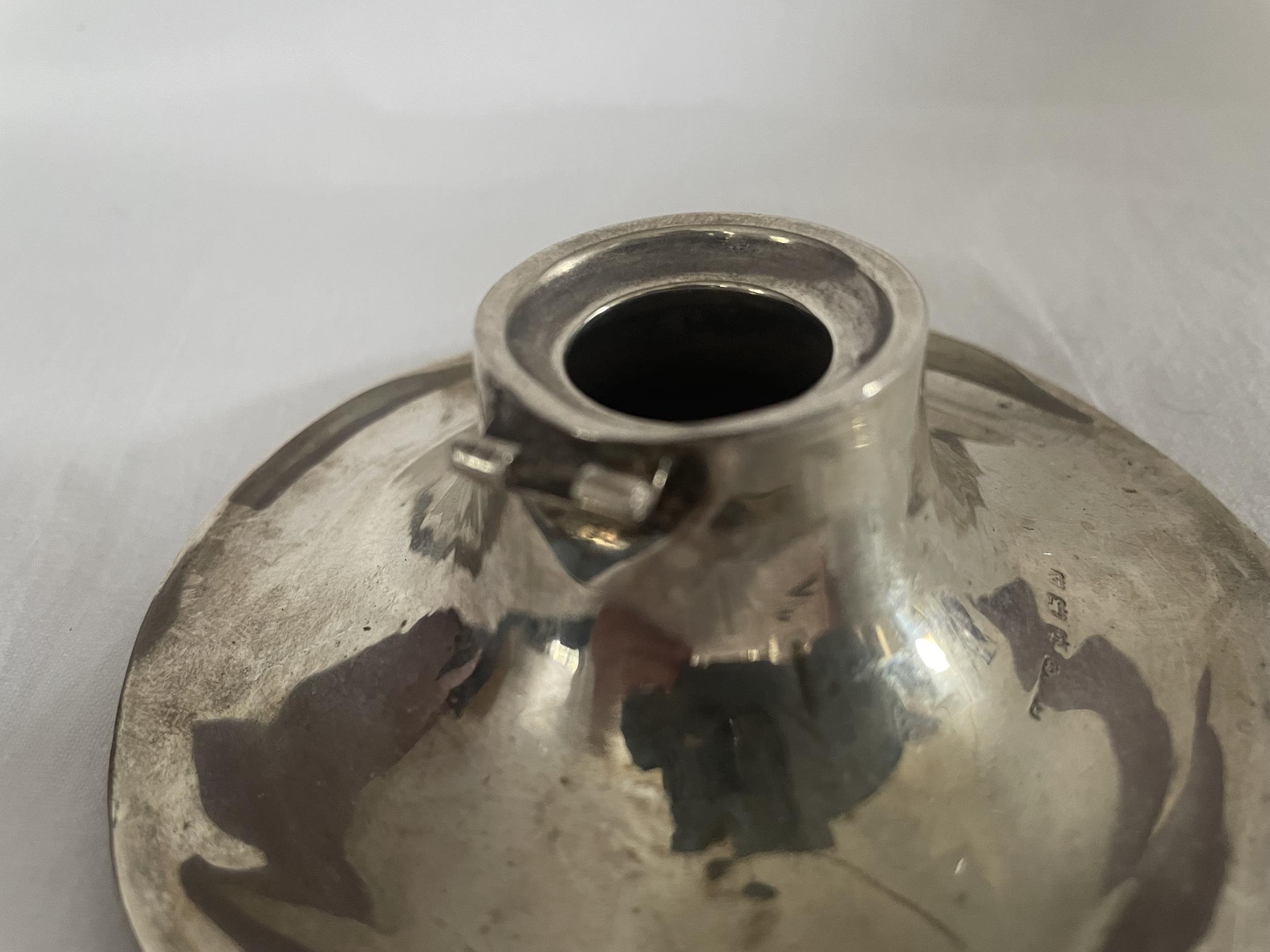 A HALLMARKED BIRMINGHAM SILVER INKWELL (MISSING COVER), DIAMETER 10 CM - 83 GRAMS (INCLUDING - Image 2 of 4