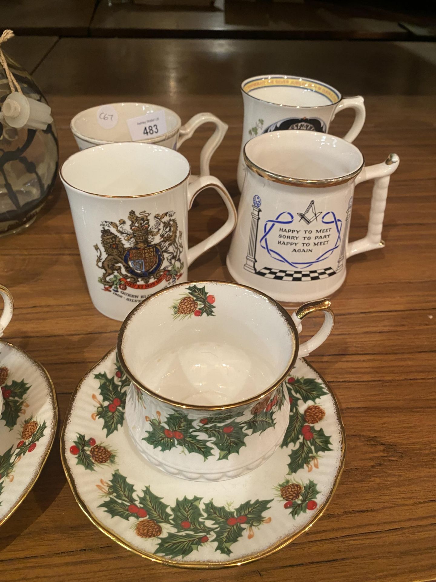 A QUANTITY OF CERAMICS TO INCLUDE TWO ROYAL MINSTER HOLLY THEMED CUPS AND SAUCERS, FOUR MUGS - Image 3 of 4